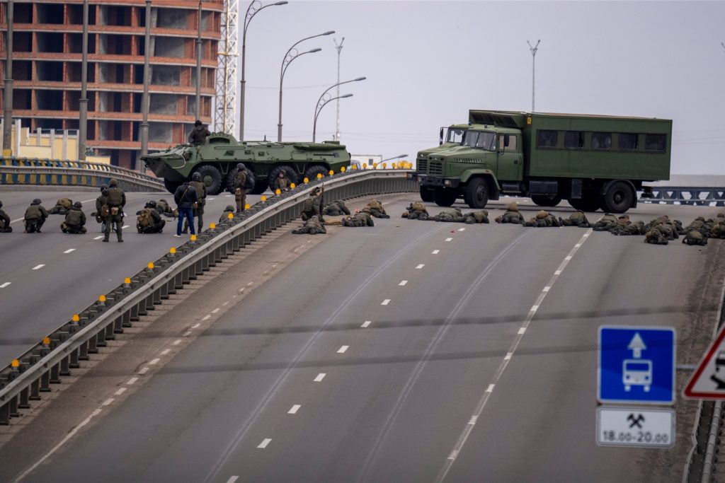 Ukrainische Soldaten beziehen Stellung auf einer Brücke. Die Stadt Kiew bereitet sich auf die Verteidigung vor. Ukrainische Soldaten beziehen Stellung auf einer Brücke. Die Stadt Kiew bereitet sich auf die Verteidigung vor.