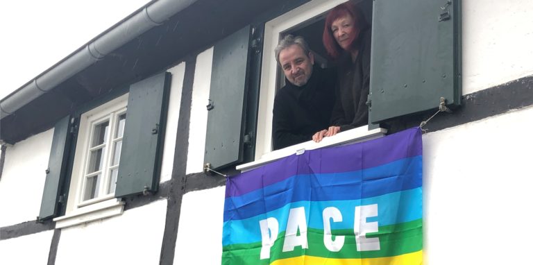 Charlotte Kunert und ihr Mann Sacit Soyubey hissen in Lünern die „Pace“-Flagge. Das Friedenszeichen ist hier auch ein Signal: In diesem Haus hätten zur Not Flüchtlinge Platz.