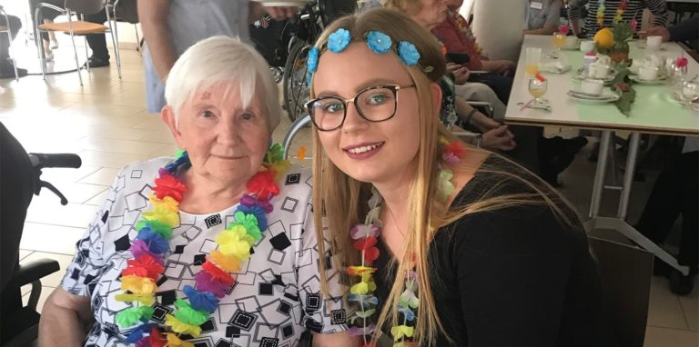 Angelique Haase mit ihrer Großmutter Brunhilde. Sie verstarb kurz nach Beginn der Pandemie. Nicht an Corona, aber die Auflagen erschwerten der Familie das Abschied nehmen. Haase stand ihrer Großmutter sehr nahe.