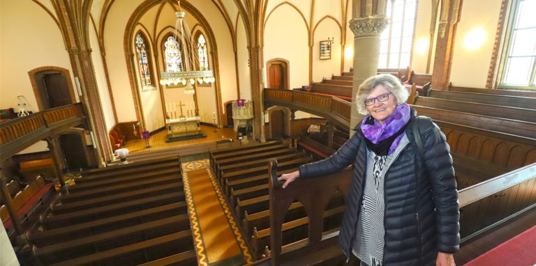 Pastorin Claudia Brühl-Vonhoff steht in der evangelischen Kirche am Markt Holzwickede.