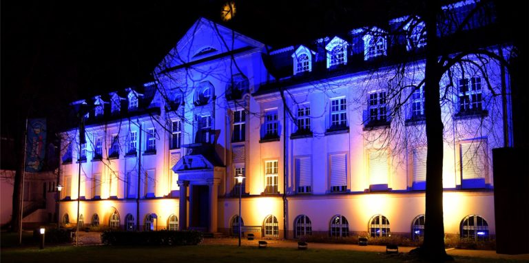 Das Amtshaus in Bork leuchtet in den Farben der ukrainischen Flagge.