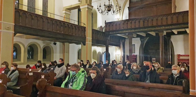 In der Johanneskirche in Frömern kamen am Freitagabend (25. Februar) etwa 50 Menschen zusammen, um gemeinsam für die Menschen in der Ukraine zu beten.