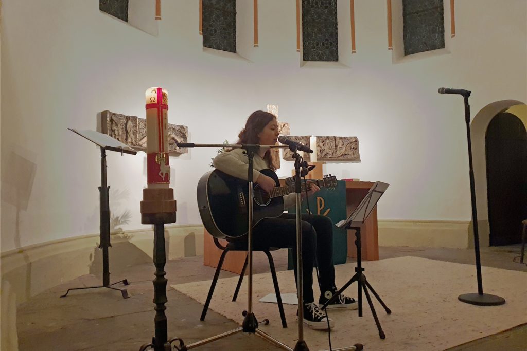 Frömerns Jugendreferentin Zarah Gersdorf spielte bei der Andacht in Frömern einige Lieder auf der Gitarre. Frömerns Jugendreferentin Zarah Gersdorf spielte bei der Andacht in Frömern einige Lieder auf der Gitarre.
