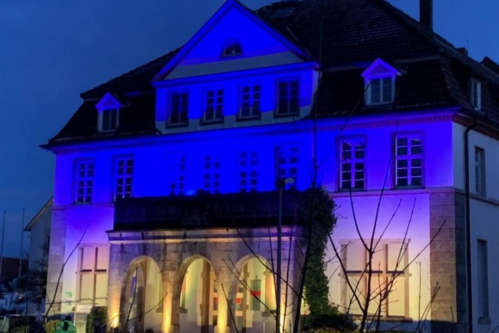 Das Fröndenberger Rathaus wurde in den Landesfarben der Ukraine angestrahlt. Das Fröndenberger Rathaus wurde in den Landesfarben der Ukraine angestrahlt.