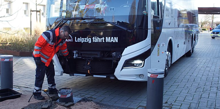 Vor dem Sport-Centrum Kaiserau verkeilte sich ein Bus über dem automatisch herausfahrbaren Poller.