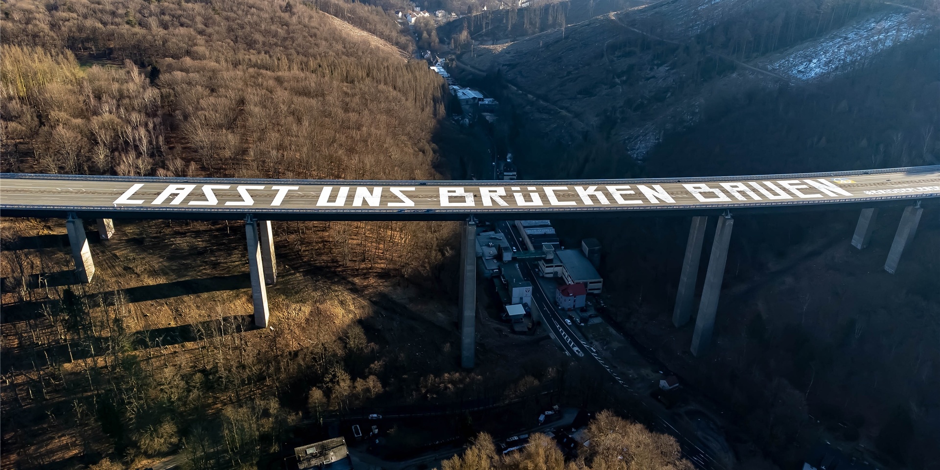 Eine riesige Friedensbotschaft ist auf der gesperrten Rahmedetal-Brücke zu sehen.