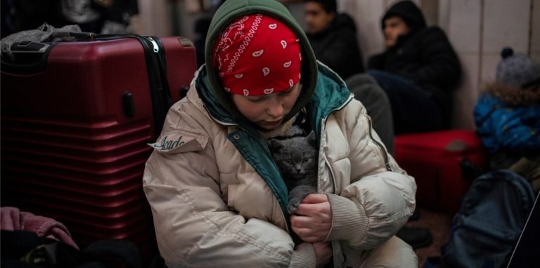 Ein ukrainisches Mädchen streichelt im Bahnhof ihre Katze, die sie in ihrem Mantel schützt. Der russische Militärangriff auf die Ukraine dauert den fünften Tag an und zwingt Hunderttausende Ukrainer und Ausländer in den Nachbarländern vor dem Krieg Zuflucht zu suchen.
