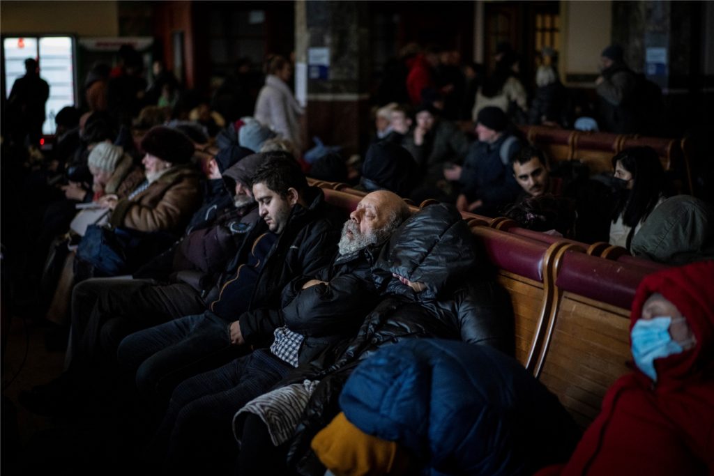 Menschen, die versuchen, aus der Ukraine zu fliehen, schlafen in einem überfüllten Bahnhof. Der russische Militärangriff auf die Ukraine dauert nun schon den fünften Tag an und zwingt Hunderttausende Ukrainer und Ausländer in den Nachbarländern vor dem Krieg Zuflucht zu suchen.