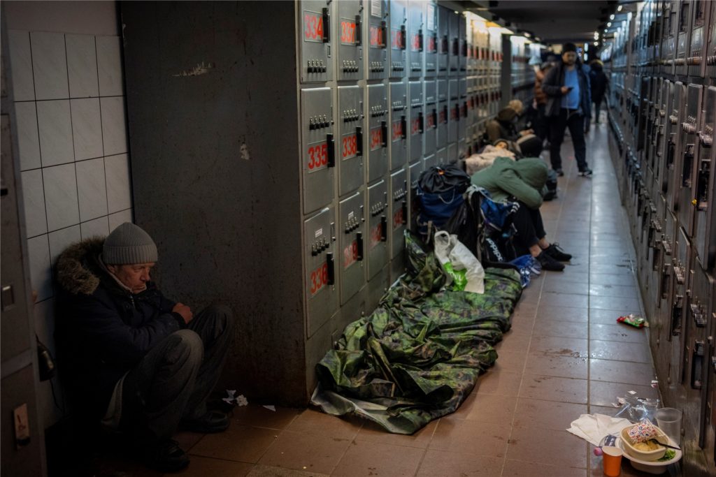 Menschen, die versuchen, aus der Ukraine zu fliehen, warten im Bahnhof auf Züge. Der russische Militärangriff auf die Ukraine dauert den fünften Tag an und zwingt Hunderttausende Ukrainer und Ausländer in den Nachbarländern vor dem Krieg Zuflucht zu suchen.