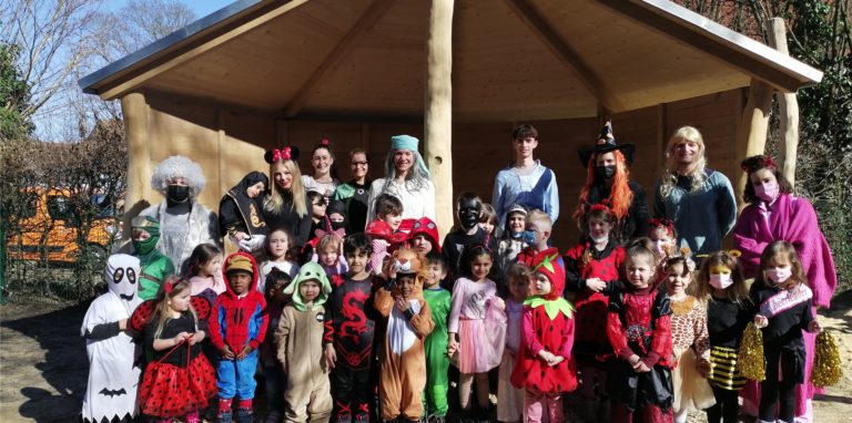 Kulisse für das Karnevalsfoto bot im DRK-Hort der frisch errichtete Holzpavillon im Außenbereich des Kindergartens.