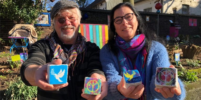 Frauke und Dietmar Nowodworski nutzen fast jede freie Minute, um bis Samstag weitere Friedenssteine zu fertigen. Die kleinen Kunstwerke verkaufen sie zugunsten der vom Krieg betroffenen Menschen in der Ukraine.