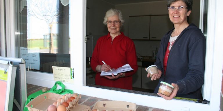 Karin Eckei (r.) sucht schon vorsorglich nach Paten, die Flüchtlinge aus der Ukraine in Fröndenberg betreuen und unterstützen möchten.