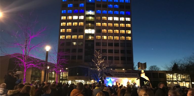 Hunderte Menschen sind am Montagabend bei der Friedenskundgebung für die Ukraine auf dem Lüner Marktplatz zusammengekommen.