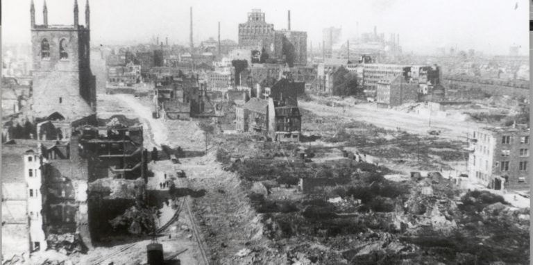 Nur noch eine Trümmerwüste blieb von der Innenstadt. Entlang der Kampstraße sind nur noch die Ruinen von Petrikirche und dem Dortmunder U zu sehen.