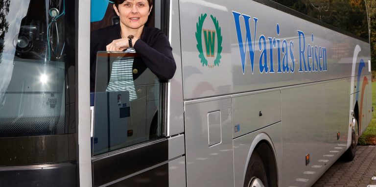 Aleksandra Warias ist die Chefin des Busunternehmens „Warias Reisen“ an der Erich-Ollenhauer-Straße in Bergkamen. Wie viele in der Reisebranche traf Corona das Unternehmen hart. Doch Warias bleibt zuversichtlich. Sie plant schon für nächstes Jahr.