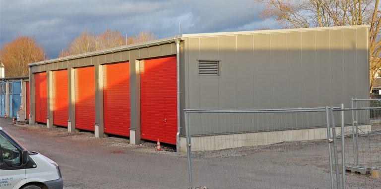 Ein guter Platz für Ökostrom: Auf der neuen Fahrzeughalle der Stadtbetriebe wird eine Photovoltaikanlage Strom erzeugen. Sie ist Teil eines ausgeklügelten Heiz- und Kühlsystems für den Verwaltungsneubau.