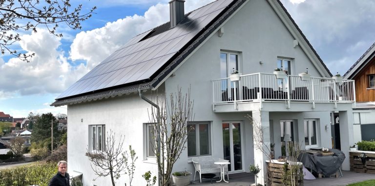 Kaum zu erkennen: Die schwarzen Module der Photovoltaikanlage auf dem Dach des Hauses von Familie Prünte in Fröndenberg.