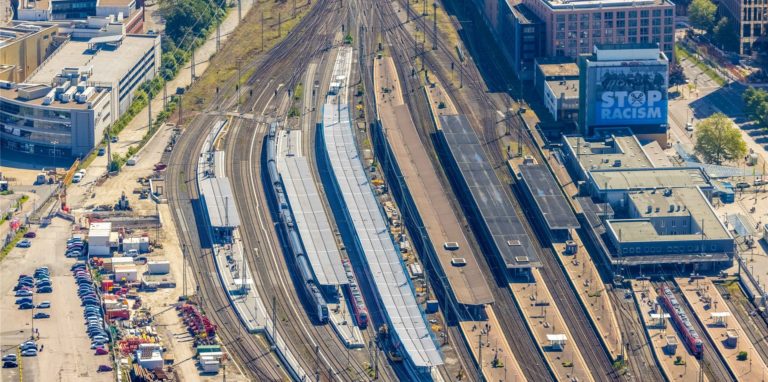 Halbzeit beim Bahnhofsumbau: Drei von sechs großen Bahnsteigen sind runderneuert – zu erkennen an den hellen Bahnsteigdächern.