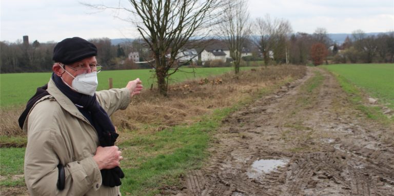 Auf einer Länge von rund hundert Metern sind nur vier Bäume bei einer Rodungsaktion hängen geblieben. Dabei wurde auch der Weg zwischen den Feldern für Fußgänger unbenutzbar gemacht.
