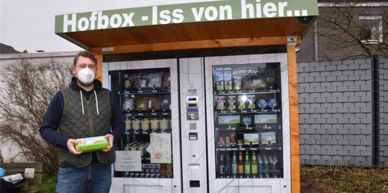 Fast ausschließlich regionale Produkte werden in den Hofboxen angeboten. Hier zu sehen: Luis Brentrup vor einem der Automaten.