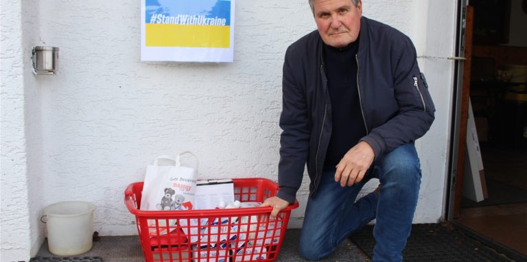 Heinz Haggeney zeigt den Korb am Naturfreundehaus, in dem man Sachspenden ablegen kann. Der Korb wird regelmäßig entleert. Die gesammelten Spenden werden am Samstag in die Ukraine gebracht.