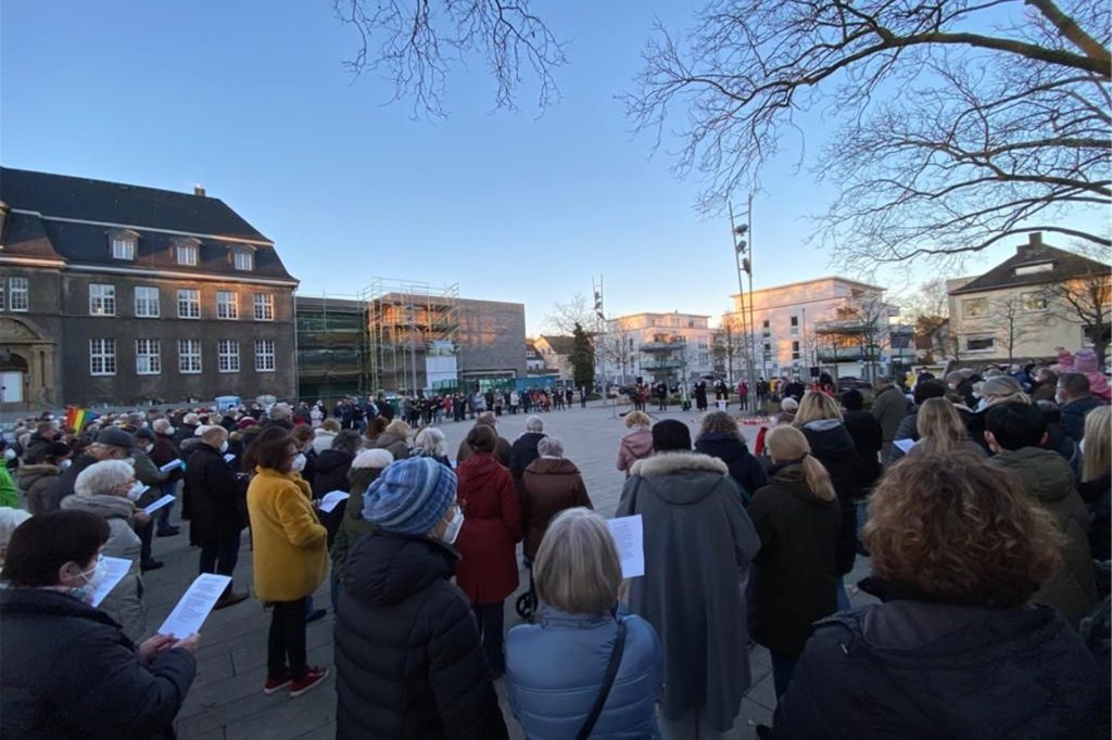 Zum ökumenischen Friedensgebet auf dem Marktplatz in Holzwickede kamen am Sonntag (27. Februar) viele Menschen zusammen. Zum ökumenischen Friedensgebet auf dem Marktplatz in Holzwickede kamen am Sonntag (27. Februar) viele Menschen zusammen.