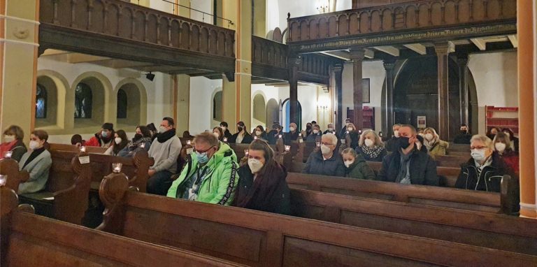 In der Johanneskirche im Fröndenberger Ortsteil Frömern kamen bereits am Freitagabend viele Menschen zusammen, um der Menschen in der Ukraine zu gedenken.