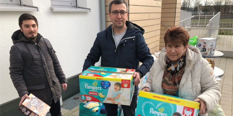 Süleyman Cark (M.) hat selbst vor zwei Jahren politisches Asyl in Fröndenberg gefunden. Der Türke sammelt Sachspenden für die Menschen in der Ukraine. In Unna nahm sie am Dienstag Alexandra Khariakova (r.) am Sammelplatz der Jüdischen Gemeinde entgegen.