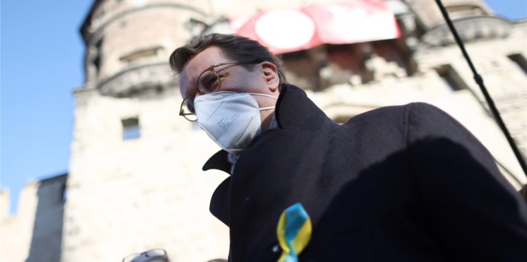 Hendrik Wüst (CDU), Ministerpräsident von Nordrhein-Westfalen, trägt bei der Friedensdemonstration am Rosenmontag am Severinstor eine Schleife in den ukrainischen Landesfarben.