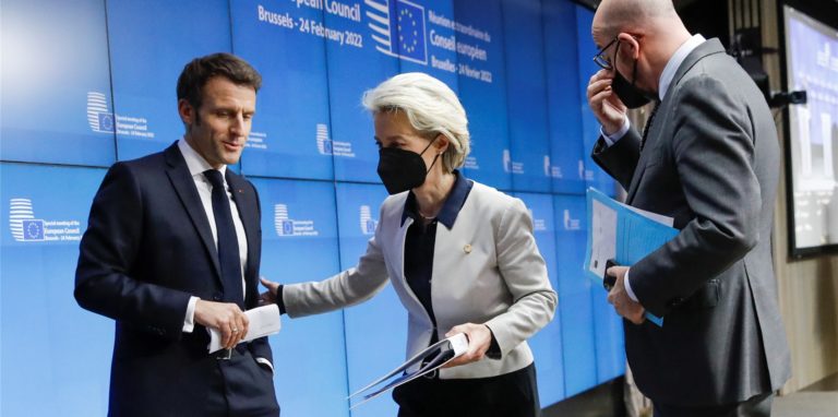 Emmanuel Macron (l-r), Präsident von Frankreich, Ursula von der Leyen, Präsidentin der Europäischen Kommission, und Charles Michel, Präsident des Europäischen Rates, sprechen miteinander, bevor sie nach einem außerordentlichen EU-Gipfel zur Ukraine in Brüssel zu einer Medienkonferenz sprechen. Die EU konkretisiert ihre Sanktionen gegen Russland.