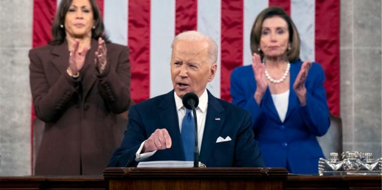 US-Präsident Joe Biden bei seiner ersten Rede zur Lage der Nation. Dahinter stehen Vizepräsidentin Kamala Harris (l) und Nancy Pelosi, Sprecherin des US-Repräsentantenhauses.