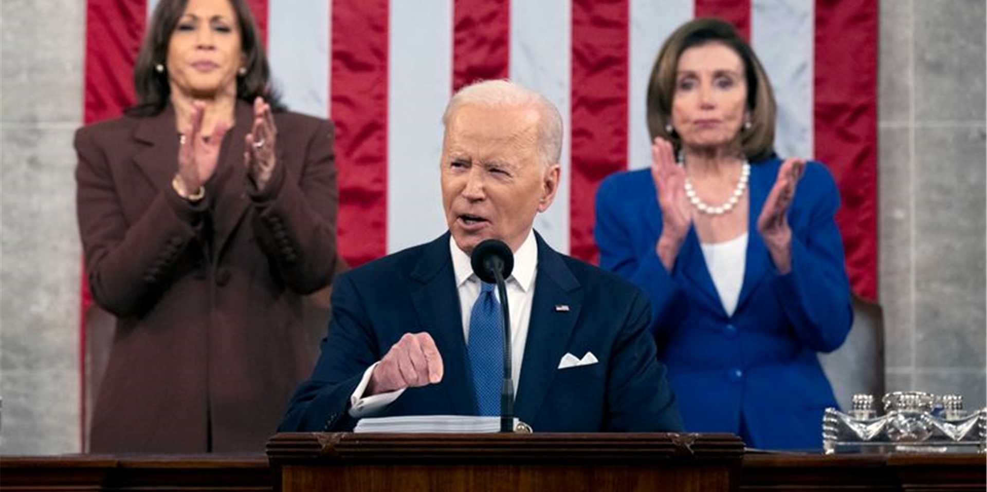 US-Präsident Joe Biden bei seiner ersten Rede zur Lage der Nation. Dahinter stehen Vizepräsidentin Kamala Harris (l) und Nancy Pelosi, Sprecherin des US-Repräsentantenhauses.