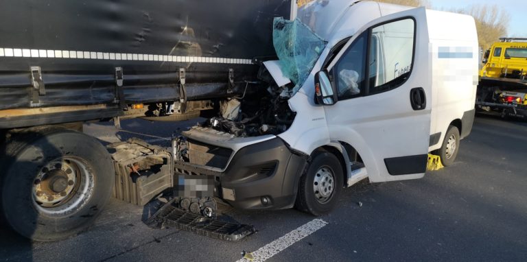 Der Kastenwagen wurde bei dem Aufprall stark verformt. Die Feuerwehr aus Kamen rettete den Fahrer.