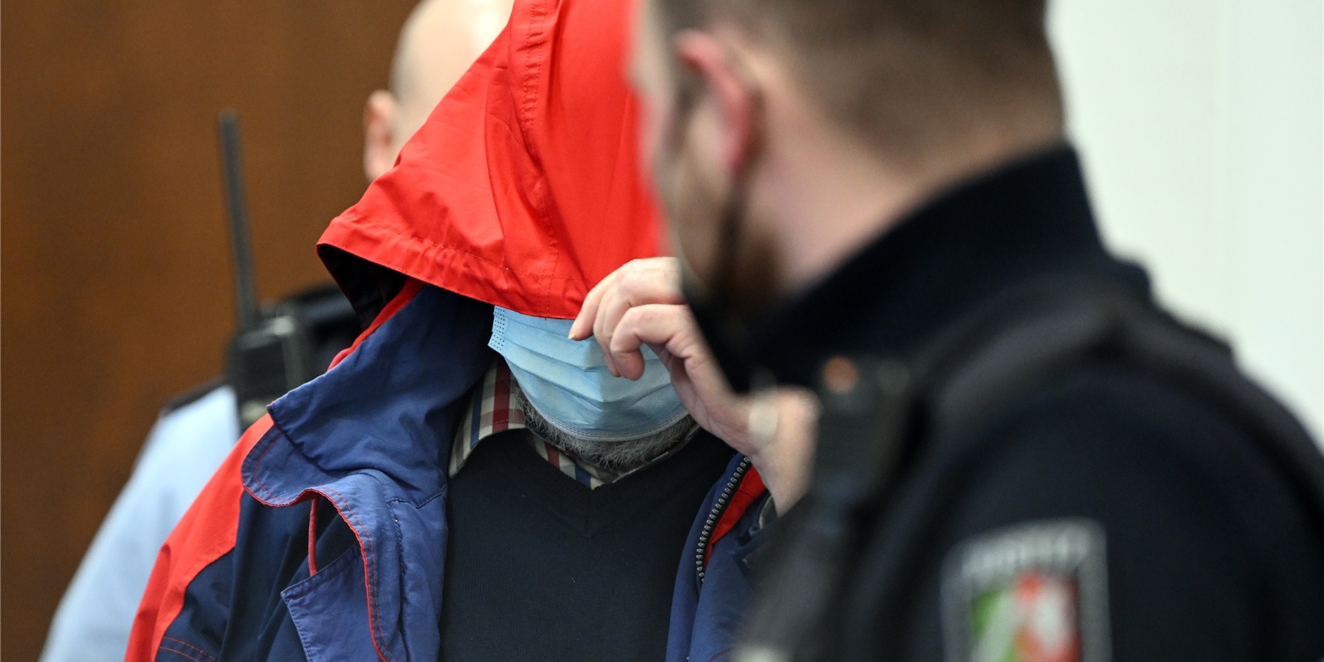 Der angeklagte katholische Priester wird in den Gerichtssaal geführt. Das Landgericht Köln hat am Freitag einen katholischen Priester zu zwölf Jahren Haft wegen des sexuellen Missbrauchs von Kindern verurteilt. Der 70 Jahre alte Pfarrer muss außerdem drei Nebenklägerinnen Schmerzensgeld in Höhe von 5000, 10.000 und 35.000 Euro zahlen.