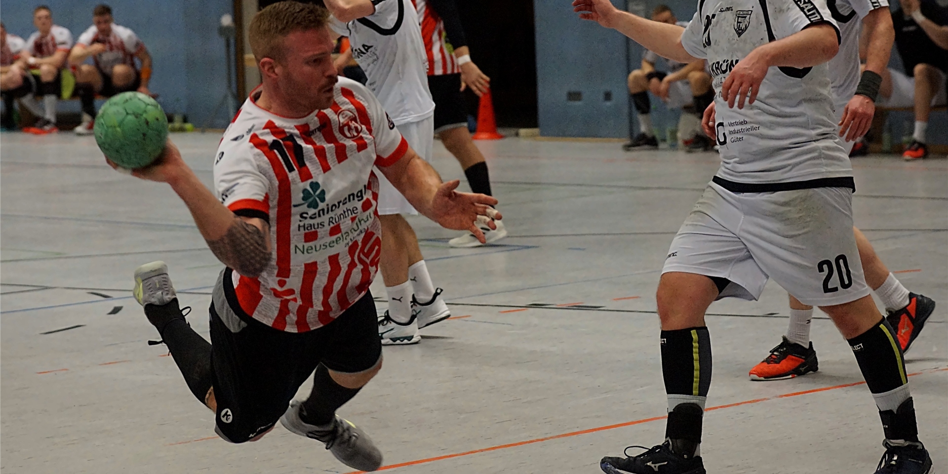 Tom Trost (L.) will mit dem HC TuRa Bergkamen den Abstieg aus der Oberliga verhindern.