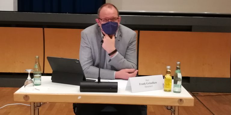 Wernes Jugenddezernent Frank Gründken sitzt an einem Tisch.