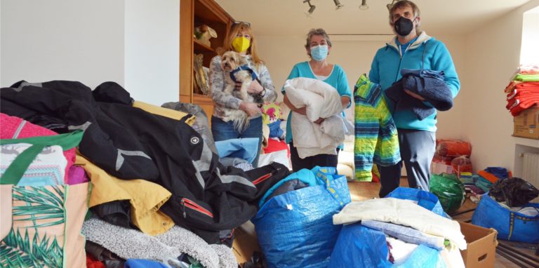 Gaby Angenendt (l.), Christiane Mertens und Pfarrer Alexander Meese sortieren die Spenden, die derzeit in der Martin-Luther-Kirche lagern.