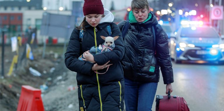 Polen, Medyka: Ein Mädchen aus der Ukraine hält am 2. März einen Hund, als sie mit einer anderen Frau am Grenzübergang ankommt. Für Flüchtlinge aus der Ukraine sind auch in Fröndenberg Hilfsaktionen angelaufen.