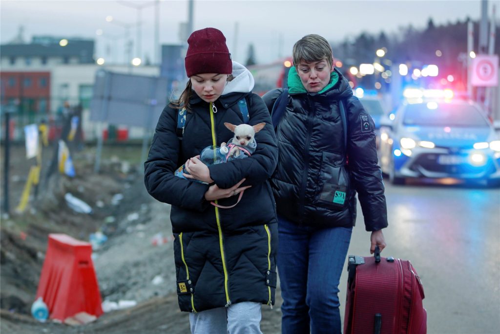 Ukrainische Flüchtlinge kommen am Grenzübergang in Polen an. Wegen des russischen Angriffs auf die Ukraine sind nach Schätzungen des UN-Flüchtlingshilfswerks (UNHCR) bisher weit mehr als 100.000 Menschen in Nachbarländer geflüchtet. Ukrainische Flüchtlinge kommen am Grenzübergang in Polen an. Wegen des russischen Angriffs auf die Ukraine sind nach Schätzungen des UN-Flüchtlingshilfswerks (UNHCR) bisher weit mehr als 100.000 Menschen in Nachbarländer geflüchtet.