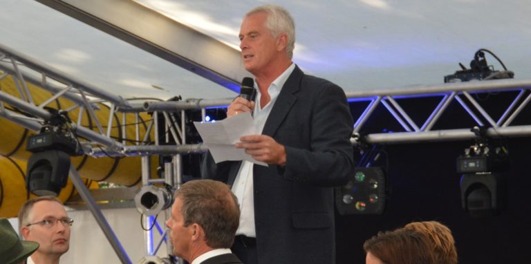 Jürgen Steffen hält eine Rede