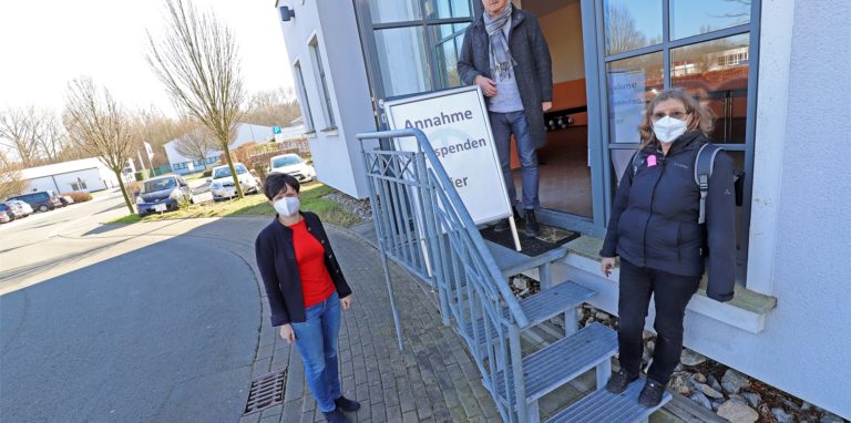 Aleksandra Warias, Bernd Bronheim und Petra Buschmann-Simons (v.l.) eröffnen die zentrale Spendensammelstelle für die Ukraine im ehemaligen Gate to Asia in der Marina Rünthe in Bergkamen