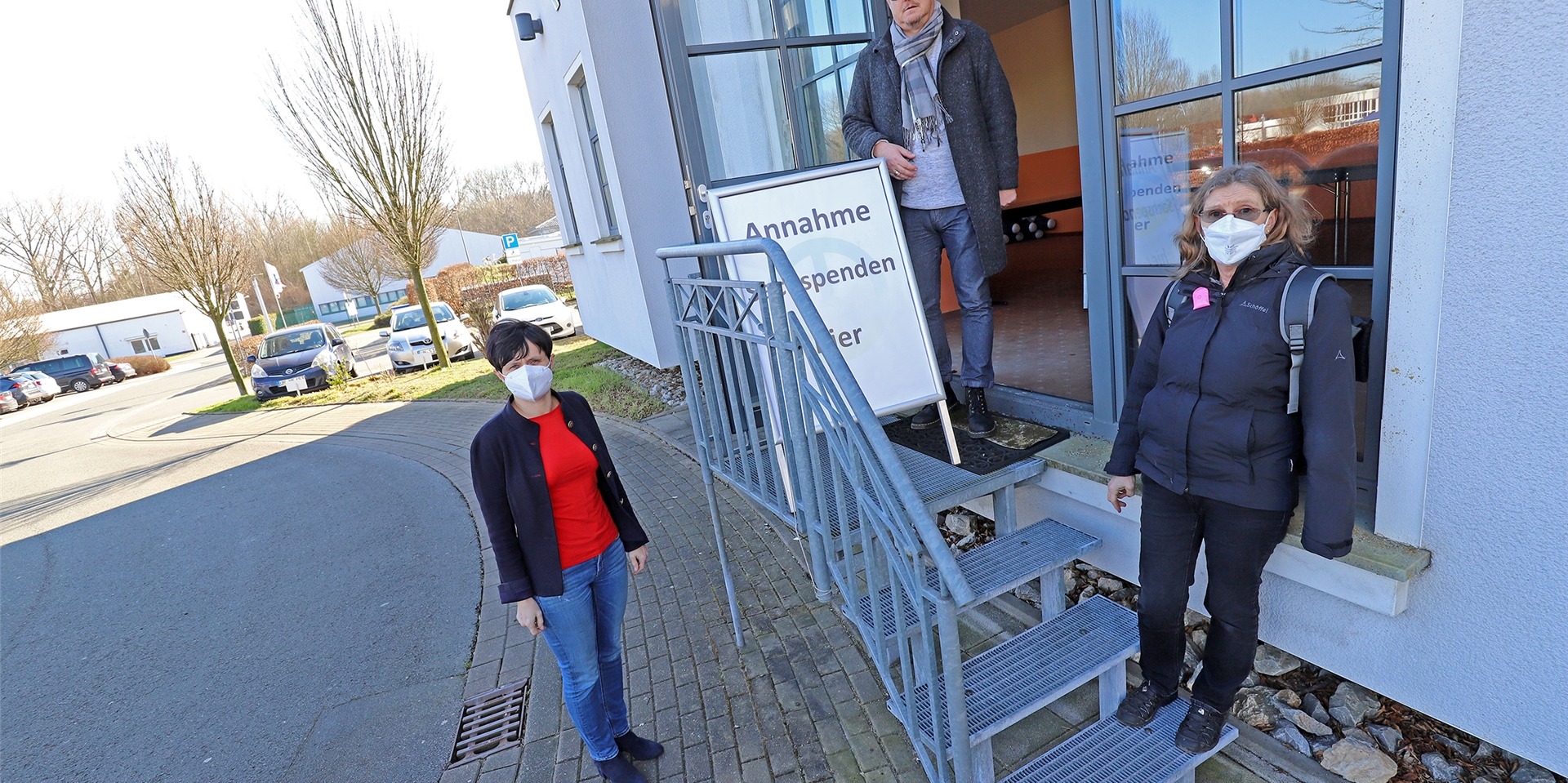 Aleksandra Warias, Bernd Bronheim und Petra Buschmann-Simons (v.l.) eröffnen die zentrale Spendensammelstelle für die Ukraine im ehemaligen Gate to Asia in der Marina Rünthe in Bergkamen