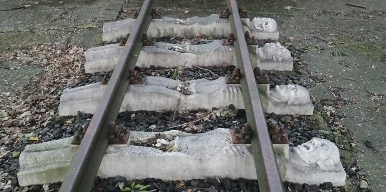 Das Denkmal des Künstlers Horst Wegener erinnert an die Qualen der KZ-Insassen.