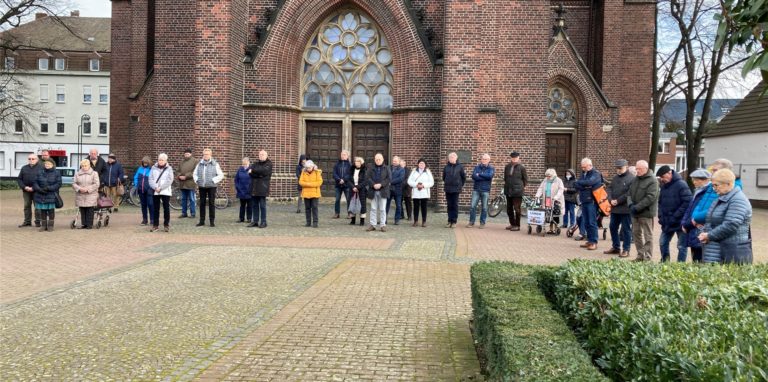 50 Menschen trafen sich am Montagmittag vor der St. Marien Kirche in Lünen, um gemeinsam zu schweigen.