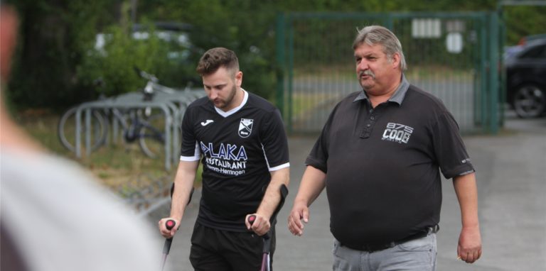 Eintracht Werne, hier mit Vorsitzenden Rainer Fiebig (r.), wird am Sonntag wieder nicht spielen.