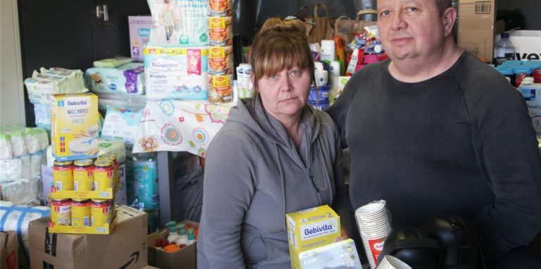 Eveline und Waldemar Olejniczak sammeln in ihrer Garage in Lünen-Süd Sachspenden für Frauen, Kinder und Soldaten aus der Ukraine.