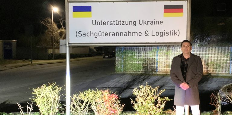 Johannes Siirak nimmt Sachspenden für die Ukraine im seinem Logistikzentrum an.