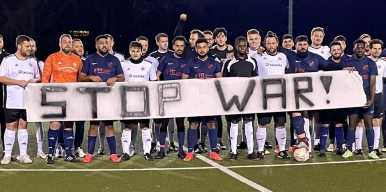 Im Vorfeld des Testspiels zwischen der zweiten Mannschaft des VfB Lünen und der Dritten der SG Gahmen richteten die Spieler einen Appell in Richtung Ukraine.