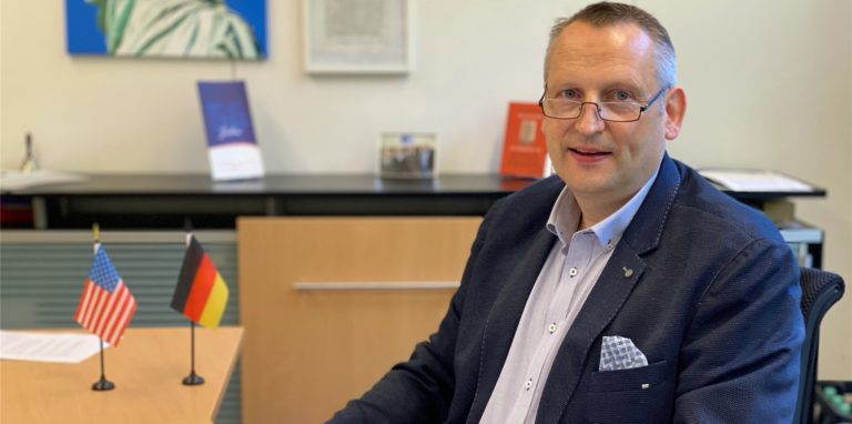 Marcel Damberg sitzt an seinem Schreibtisch