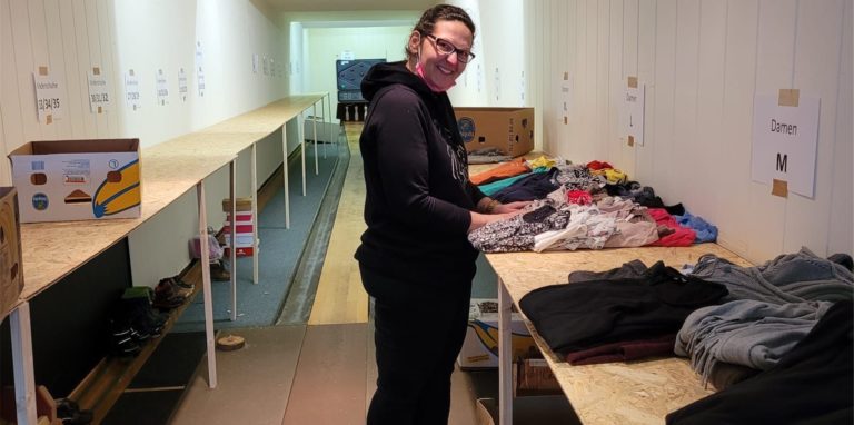 Nicole Schröder-Bungert im alten Lager für Hilfsgüter, welches inzwischen nicht mehr benutzt werden kann.